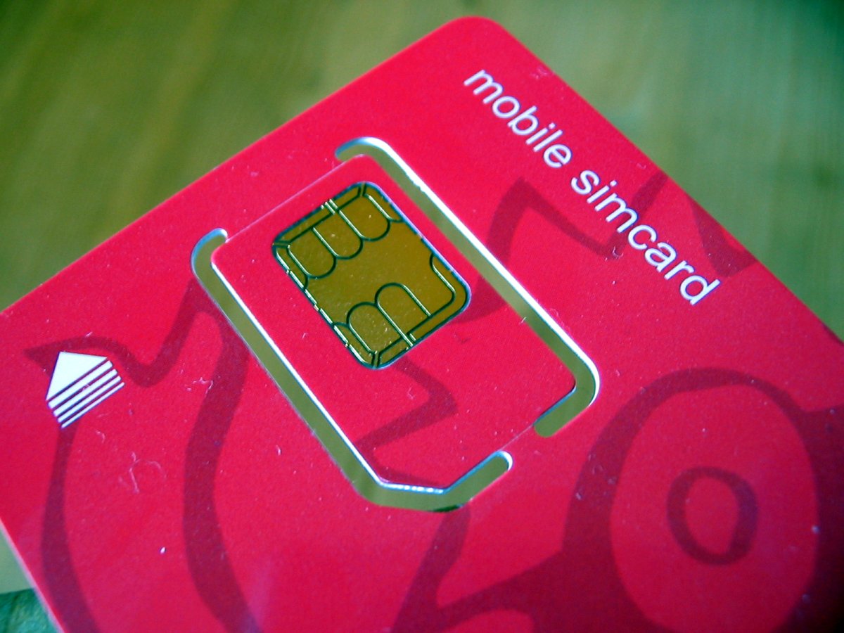 Roaming vs. Local SIM Card: Which is the Best Option for Staying Connected Abroad?